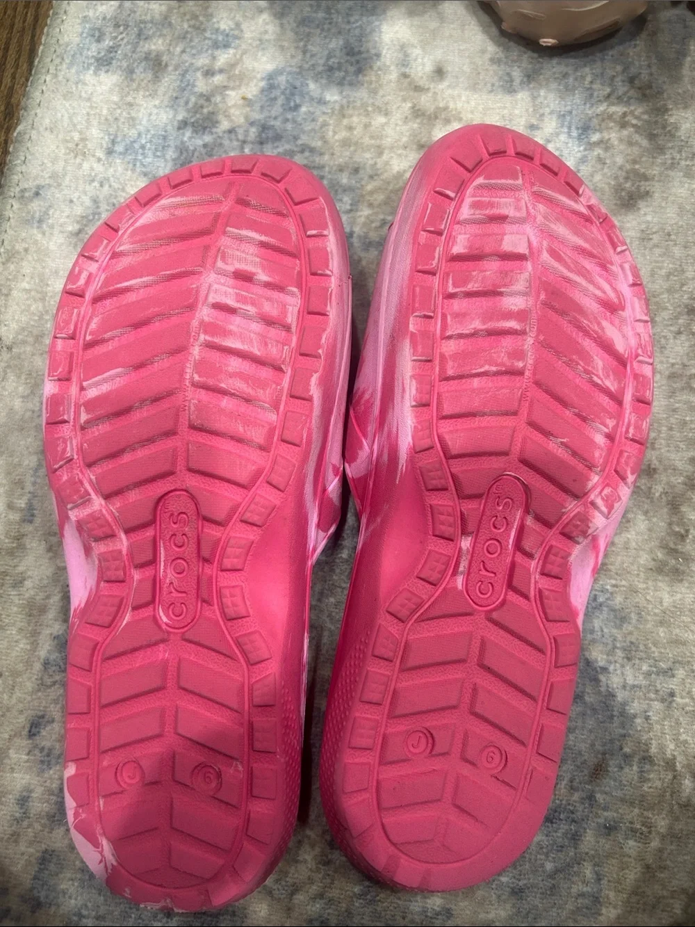 CROCS J6 CLASSIC PINK MARBLE SLIDES (Pre Owned)